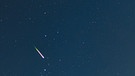 Ein Meteor fliegt über den Nachthimmel (Symbolbild). | Bild: picture-alliance/dpa
