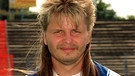 Fußballer Mike Werner im Trikot von Hansa Rostock. Er trägt einen Schnauzer und einen klassischen Vokuhila mit langem Haar. | Bild: picture-alliance/dpa
