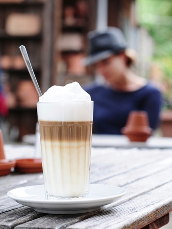 Kaffee mit Milchschaum  | Bild: mauritius images / Fritzi