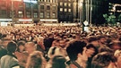 Zahlreiche Menschen gingen bei den Montagsdemos 1989 auf die Straßen. | Bild: picture-alliance/dpa