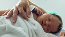 Ein Neugeborenes im Krankenhaus (Symbolbild) | Bild: mauritius-images
