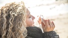Frau muss niesen, haut die Augen zu und ein Taschentuch an der Nase | Bild: picture alliance/Christin Klose