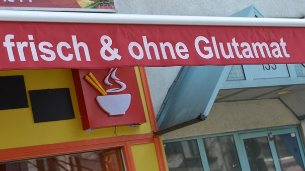 Auf der Markise eines Restaurants steht groß "frisch und ohne Glutamat".  | Bild: picture-alliance/dpa