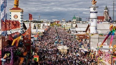 Übersicht über das Münchner Oktoberfest auf der Theresienwiese, fotografiert aus dem Riesenrad. | Bild: BR/Fabian Stoffers
