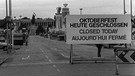 Ein Schild mit dem Hinweis darauf, dass das Oktoberfest am Tag nach dem Attentat 1980 geschlossen bleibt. | Bild: picture-alliance/dpa
