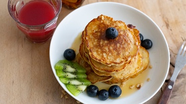 Pancakes mit Obst und Sirup auf Teller | Bild: BR