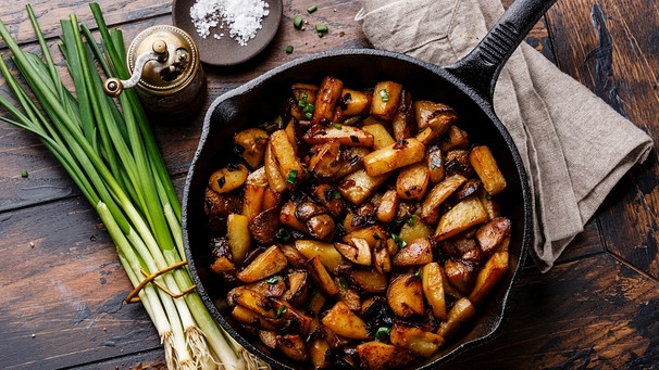 Gemüsepfanne mit Pilzen, Kartoffeln und Maronen | Bild: mauritius-images