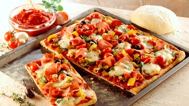 Pizza vom Blech | Bild: mauritius images / foodcollection