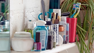 Badezimmerablage mit vielen Flaschen | Bild: mauritius-images