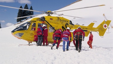 Bergrettung im Schnee mit Hubschrauber und zahlreichen Einsatzkräften | Bild: Imago/Imagebroker