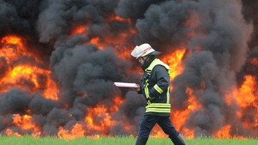 Brand mit viel Rauch und dafür ein Feuerwehrmann | Bild: Imago/Imagebroker