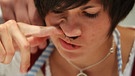 Frau schiebt sich Schnupftabak in die Nase | Bild: picture-alliance/dpa