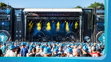 Blick über Publikum auf die Bühne beim BAYERN 1 Sommerfestival | Bild: BR