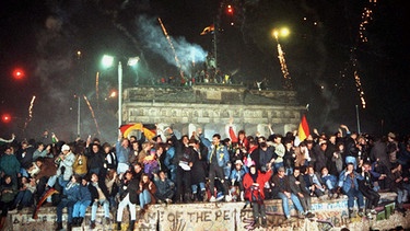 Menschen feiern am 9. November 1989 auf der Mauer in Berlin | Bild: picture-alliance/dpa