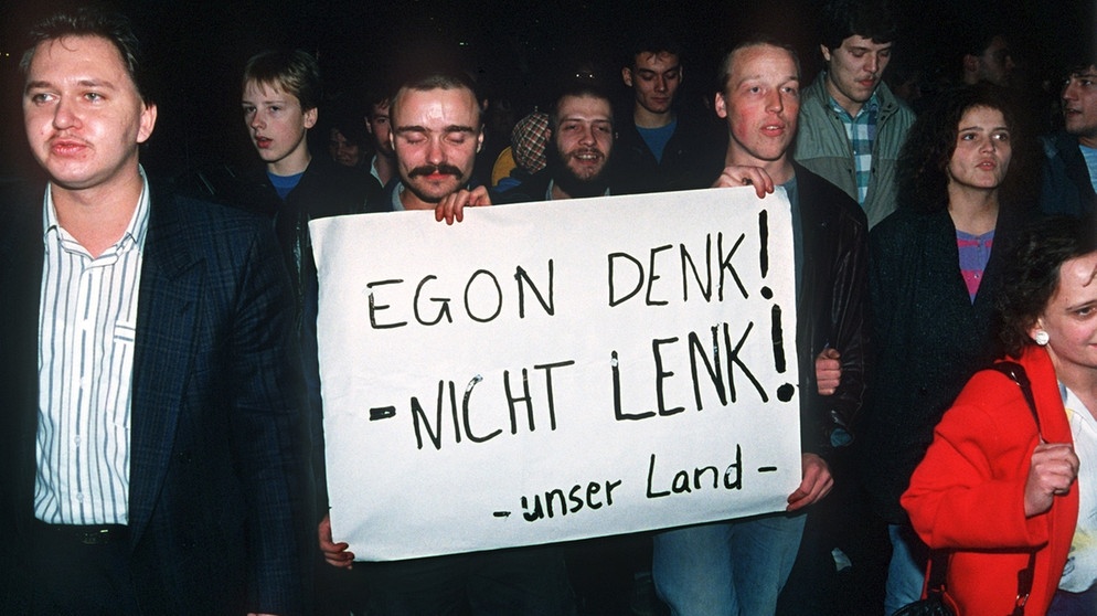 Proteste gegen Honeckers Nachfolger Egon Krenz | Bild: picture-alliance/dpa