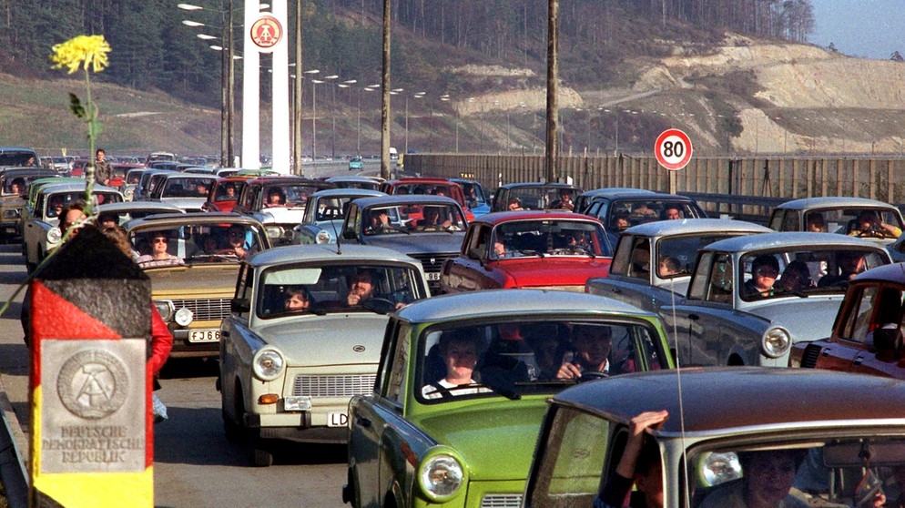 Eine Kolonne Trabis schiebt sich Richtig Grenzübergang zur BRD im November 1989 | Bild: picture-alliance/dpa