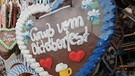 Lebkuchenherz mit Aufschrift "Gruß vom Oktoberfest" | Bild: picture-alliance/dpa