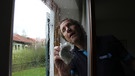 Tilmann Schöberl putzt Fenster | Bild: BR