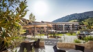 Panoramahotel Oberjoch: Außenansicht mit Sonnenterrasse | Bild: Katja Fouad Vollmer