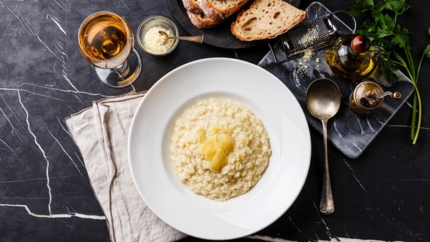 Risotto Milanese in großem Teller | Bild: mauritius-images