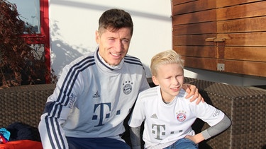 Nils trifft auf sein großes Vorbild Robert Lewandowski vom FC Bayern München | Bild: BR/Katrin Häusler
