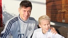 Nils trifft auf sein großes Vorbild Robert Lewandowski vom FC Bayern München | Bild: BR/Katrin Häusler