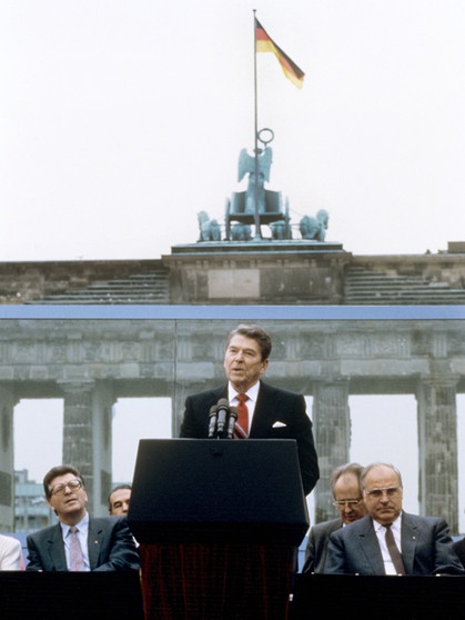 US-Präsident Ronald Reagan im Jahr 1987 bei seiner Rede vor dem Brandenburger Tor in Berlin. | Bild: picture-alliance/dpa