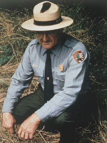 Roy Cleveland Sullivan, der Mann der sieben Mal vom Blitz getroffen wurde, in seiner Ranger Uniform. | Bild: picture-alliance/dpa