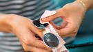 Frau putzt Brille | Bild: mauritius images / Adam Radosavljevic / Alamy / Alamy Stock Photos