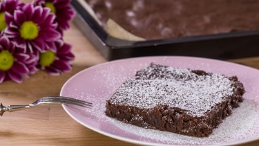 Saftiger Schokoladenkuchen vom Blech | Bild: BR/Markus Konvalin