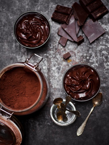 Schokoladenmousse im Glas mit Schlagsahne daneben. | Bild: mauritius-images
