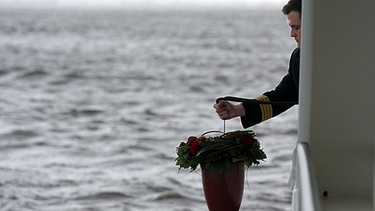 Eine Urne wird in der Nordsee versenkt. | Bild: picture-alliance/dpa