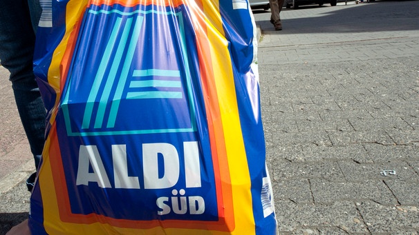 Mann steht mit Aldi-Tüte vor Geschäft | Bild: Thomas Lohnes/dapd