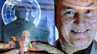 Der 007-Experte Siegfried Tesche mit seinem James-Bond-Atlas | Bild: picture-alliance/dpa