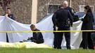 Amoklauf: Polizisten vor Tatort in Oakland | Bild: picture-alliance/dpa