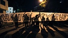 Demonstranten halten vor dem EU-Gebäude in Nikosia ein Banner mit der Aufschrift "Hände weg von Zypern" hoch | Bild: picture-alliance/dpa