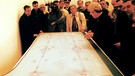 Grabtuch Turin wird ausgerollt 2003 | Bild: picture-alliance/dpa