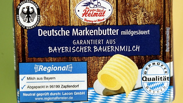 "Regionalfenster": Neues Logo für Lebensmittel, hier links unten auf einem Stück Butter | Bild: picture-alliance/dpa