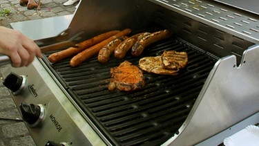 Würste und Steaks werden auf einem Gasgrill gegrillt | Bild: picture-alliance/dpa