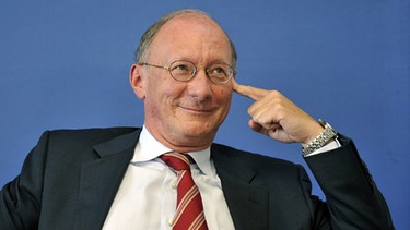 Franz Maget, lächelnd, Finger an der Schläfe, SPD-Logo | Bild: picture-alliance/dpa