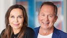Dominique Knoll und Thorsten Otto moderieren die BAYERN 1 Talksendung Blaue Couch. | Bild: BR
