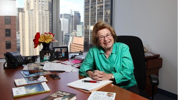 Sexualtherapeutin Dr. Ruth Westheimer in ihrem Büro | Bild: dpa/picture alliance