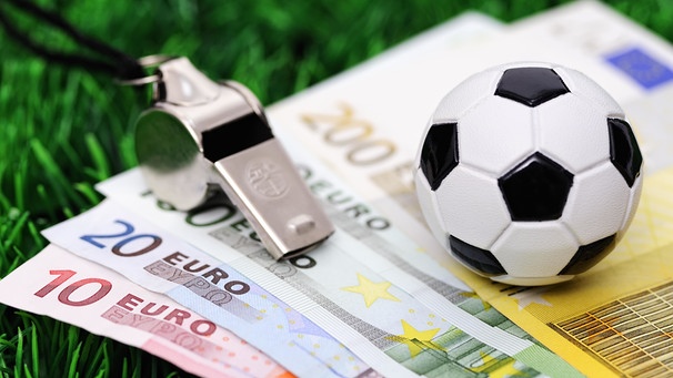 Fußball, Pfeife und Geldscheine | Bild: picture-alliance/dpa
