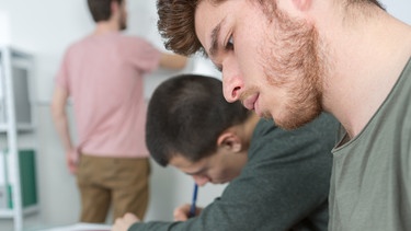 Junge Männer lernen | Bild: colourbox.com