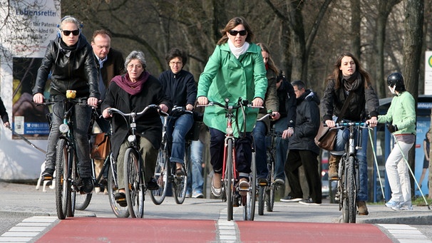Fahrradfahrer überqueren Kreuzung | Bild: picture-alliance/dpa