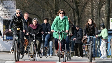 Fahrradfahrer überqueren Kreuzung | Bild: picture-alliance/dpa