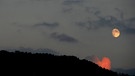 Mond über dem Tegelberg | Bild: picture-alliance/dpa