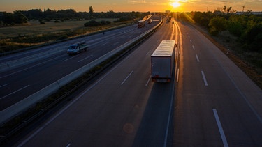 Ein Lastwagen auf der Autobahn | Bild: dpa-Bildfunk/Klaus-Dietmar Gabbert