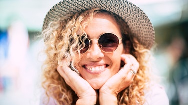 Frau trägt eine Sonnenbrille | Bild: mauritius images / Fabio and Simona