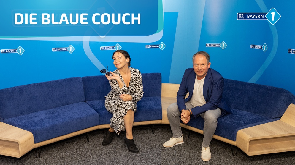 Moderatorin Dominique Knoll und Moderator Thorsten Otto auf der neuen Blauen Couch | Bild: BR/Markus Konvalin